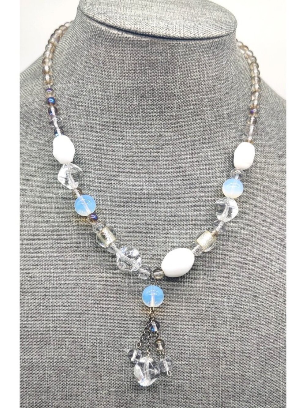 Beautiful Woman's Fashion Necklace Estate Sale Silver tone Clear white Beaded